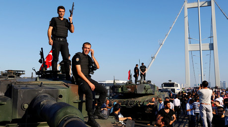 السلطات في تركيا تحاكم 31 موظفا في صحيفة "زمان" بتهمة الصلة بغولن 