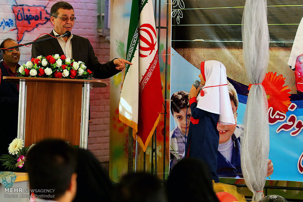 تصویری رپورٹ: ایران میں ابتدائی مدرسہ ميں درسی سال کا آغاز