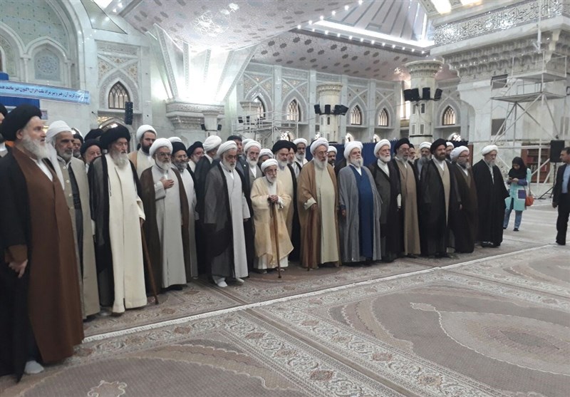 أعضاء مجلس خبراء القيادة يجددون العهد مع مفجر الثورة الاسلامية اثناء زيارة مرقد الشريف