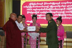 ေနရပ္စြန္႔ခြာ ေမာင္ေတာေဒသခံမ်ားႏွင့္ နယ္စပ္ၿခံစည္း႐ုိးကာရန္ ဗုဒၶဓမၼပရဟိတေဖာင္ေဒးရွင္းက က်ပ္သိန္းႏွစ္ေထာင္ လွဴဒါန္း