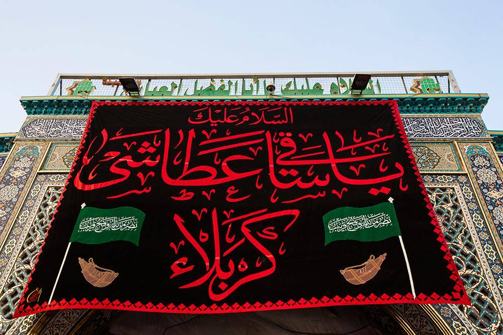 فيديو/ رفع الرايات السوداء في كربلاء إيذاناً ببدء محرم الحرام