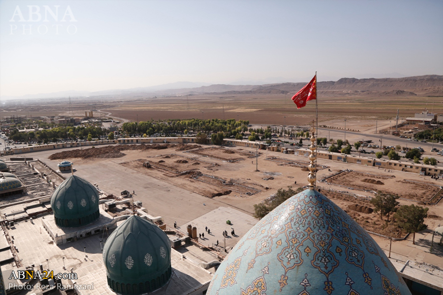 بەرز کردنەوەی ئاڵای یالثارات الحسین بە سەرگومەزی مزگەوتی جەمکەران