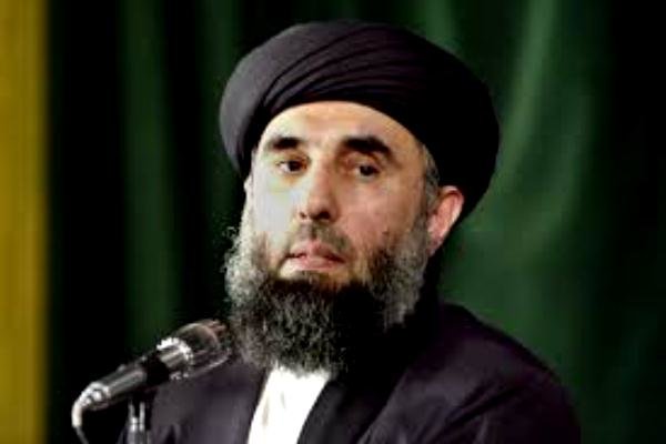 گلبدین حکمت یار پر خطبہ جمعہ کے دوران ایک نمازی نے جوتا ماردیا + تصاویر
