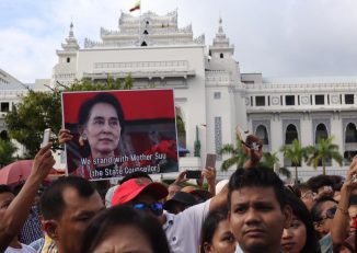 ၿမိဳ႕ေတာ္ခန္းမေရွ႕တြင္ ေဒၚေအာင္ဆန္းစုၾကည္ ေထာက္ခံပြဲ ျပဳလုပ္