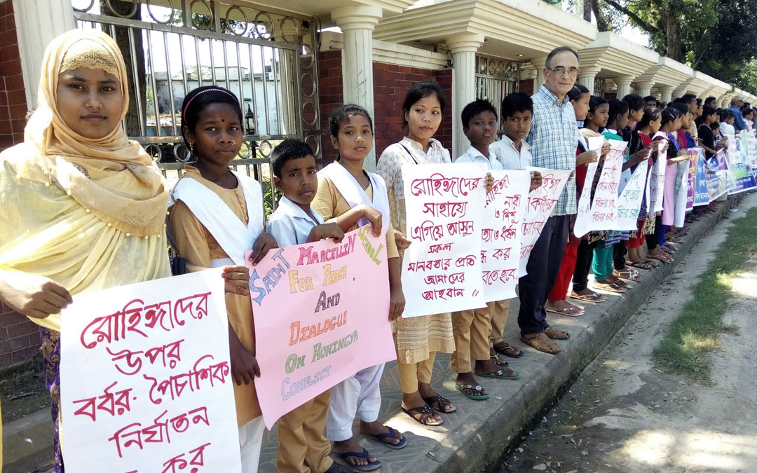 Una Cadena Humana Formada por Cristianos, Musulmanes, Hindúes y Budistas se Formó en Solidaridad con Rohinyas en Bangladesh 