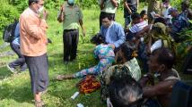 ဟိႏၵဴဘာသာ၀င္မ်ား ျမွဳပ္ႏွံခံထားရေသာေနရာသို႔ ေဒါက္တာဝင္းျမတ္ေအးႏွင့္ ရခိုင္ျပည္နယ္ဝန္ႀကီးခ်ဳပ္တို႔ လာေရာက္