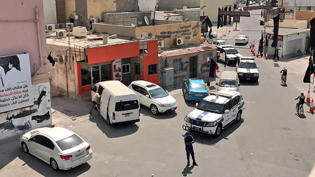 Bahraini forces continue purging Diraz of Ashura displays