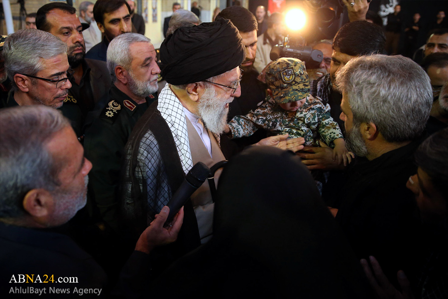 “Imágenes del Imam Jameneí en el Funeral del Mártir Mohsen Hoyayi”
