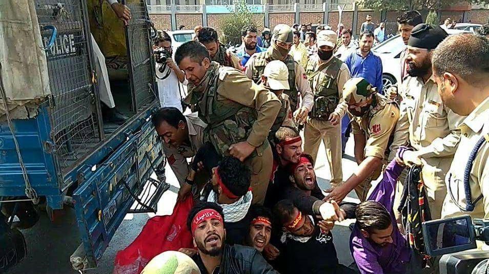 کشمیر میں عزاداروں پر بھارتی پولیس کی بربریت، کئی عزادار زخمی، درجنوں گرفتار + تصاویر