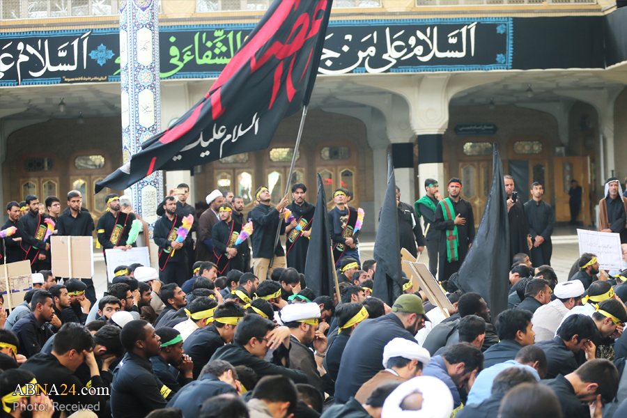 “Los Seminaristas Religiosos Extranjeros de Qom en una Ceremonia de Luto Hussainí en el Santuario de Fátima Ma’asumah (P)”