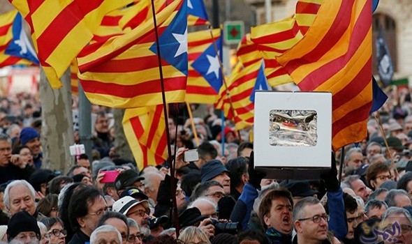 إسبانيا: انفصاليو كتالونيا يحتلون مراكز الاقتراع ومظاهرات في مدريد ضد الاستفتاء
