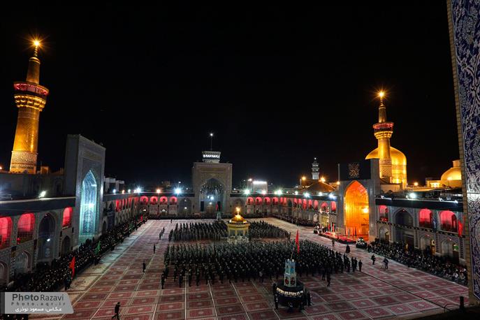 Im heiligen Schrein Imam Rezas  findet das zeremonielle Predigen am Vorabend zu Aschura statt