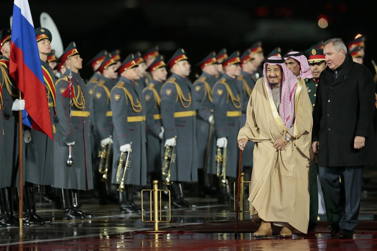 Monarca Saudí Llega a Rusia en Histórica Visita Oficial