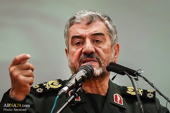 کۆشکی سپی سوپای پاسداران بە گروپی تیرۆرستی ناو دەبات/ جێشی ئەمریکا هاو سەنگ لەگەڵ داعش دەبینین
