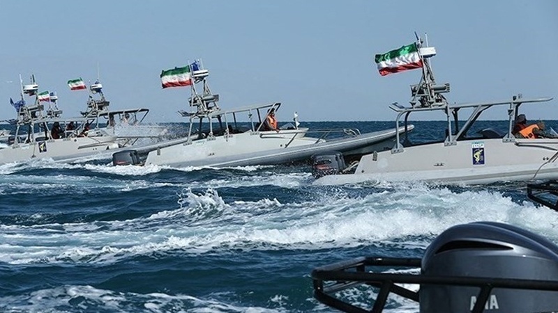 Forças iranianas realizam grande desfile naval no Golfo Pérsico