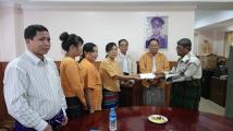 ေရႊတိဂံုေစတီအနီး ေဈးေရာင္း၍ ႏွင္ထုတ္ခံရသူကို NLD က ေငြက်ပ္ ၇သိန္းခြဲ လွဴဒါန္း