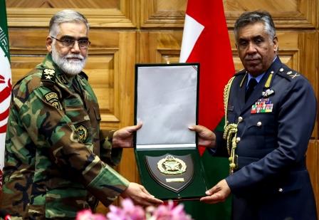 ايران اور عمان کے فوج کمانڈروں کا باہمي تعاون کے فروغ پر تبادلہ خيال