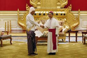 သမၼတဦးထင္ေက်ာ္ထံ ျမန္မာႏုိင္ငံဆိုင္ရာ ဗာတီကန္ၿမိဳ႕ျပ ႏိုင္ငံသံအမတ္ႀကီး ခန္႔အပ္လႊာေပးအပ္