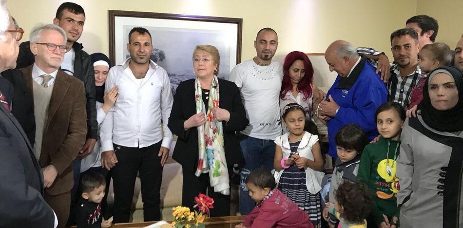 “La Presidenta de Chile Recibió Personalmente a los Refugiados Sirios en el Aeropuerto de Santiago” 