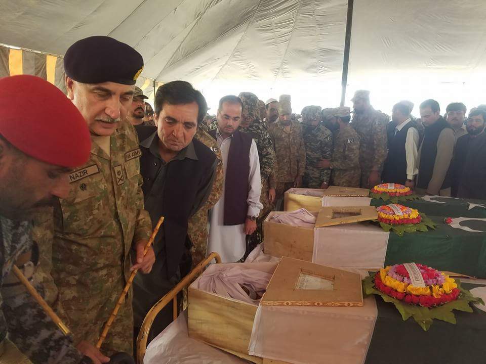 پاراچنار؛ پاک افغان سرحد پر ہونے والے دھماکوں میں ایف سی شہدا کی نمازہ جنازہ ادا کردی گئی+ تصاویر