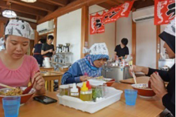 ハラール食材でラーメン作り楽しんで　京都に新施設、祈祷室も