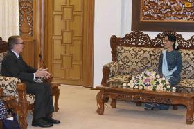 ကုလႏိုင္ငံေရးရာ ဌာနအႀကီးအကဲ ေဒၚေအာင္ဆန္းစုၾကည္ႏွင့္ တပ္ခ်ဳပ္တို႔ကို သီးျခားစီေတြ႕ဆံု