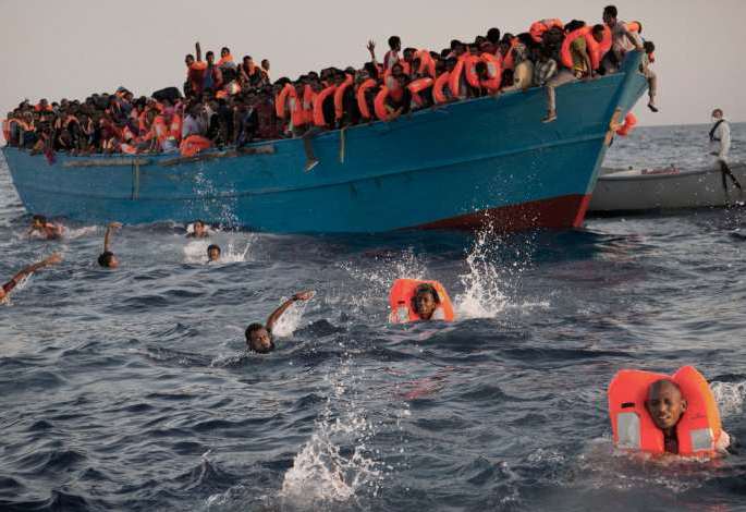 تقديم مساعدات لنحو 15 ألفاً من اللاجئين و المهاجرين بليبيا
