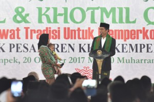Kunjungi Ponpes KHAS Kempek, Cirebon, Presiden Ingatkan Cinta Tanah Air Sebagian dari Iman