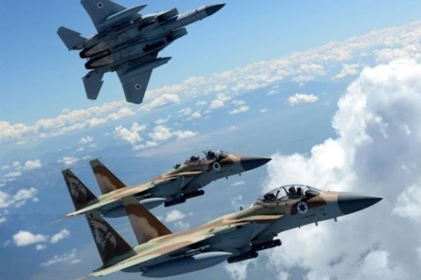 イスラエルの戦闘機が、シリア軍の基地を空爆