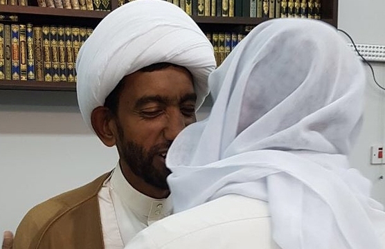 الشيخ المبشر يعانق الحرية بعد عامين قضاهما في السجن بسبب محاضرة دينية