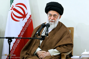 Líder homenageia personalidade de Mostafa Khomeini