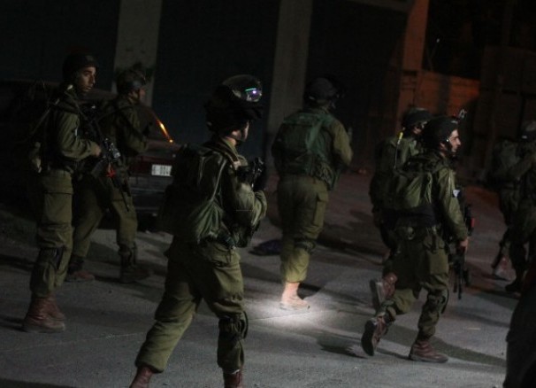 قوات الاحتلال الإسرائيلية تعتقل عشرات الفلسطينيين من بلدة العيسوية بالقدس