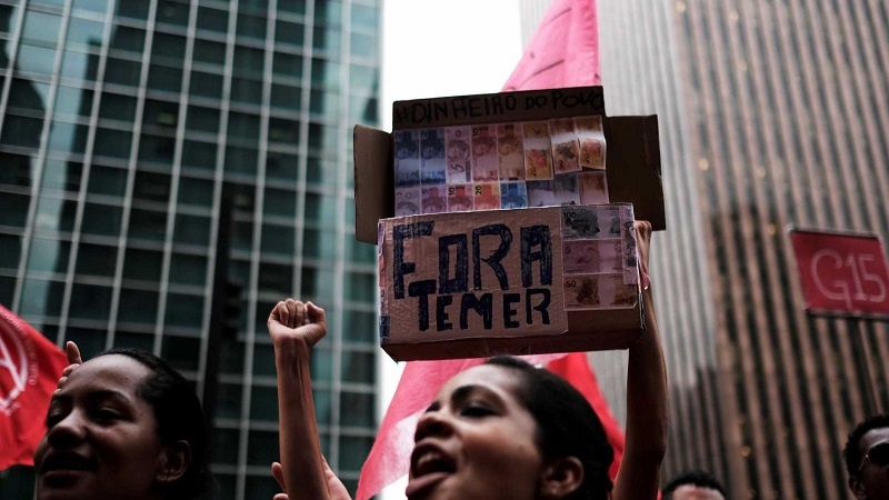 Centenas de manifestantes em protesto contra presidente do Brasil