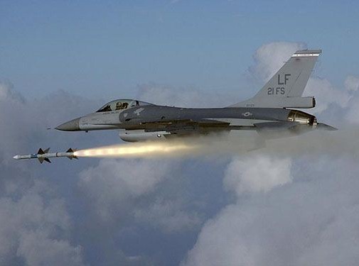 طائرات F16 العراقية تقتل عشرات الداعش بتدمير 8 مواقع مهمة لهم غرب الأنبار