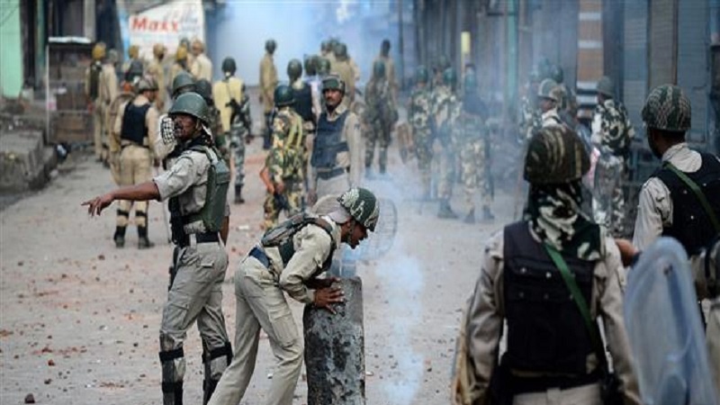 کشمیر میں فوج اور مسلح افراد کے درمیان تصادم، تین افراد جانبحق