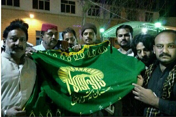 میر جاوہ سرحد پر زائرین کا حضرت امام رضا (ع) کے پر چم کے ذریعہ استقبال کیا جارہا ہے