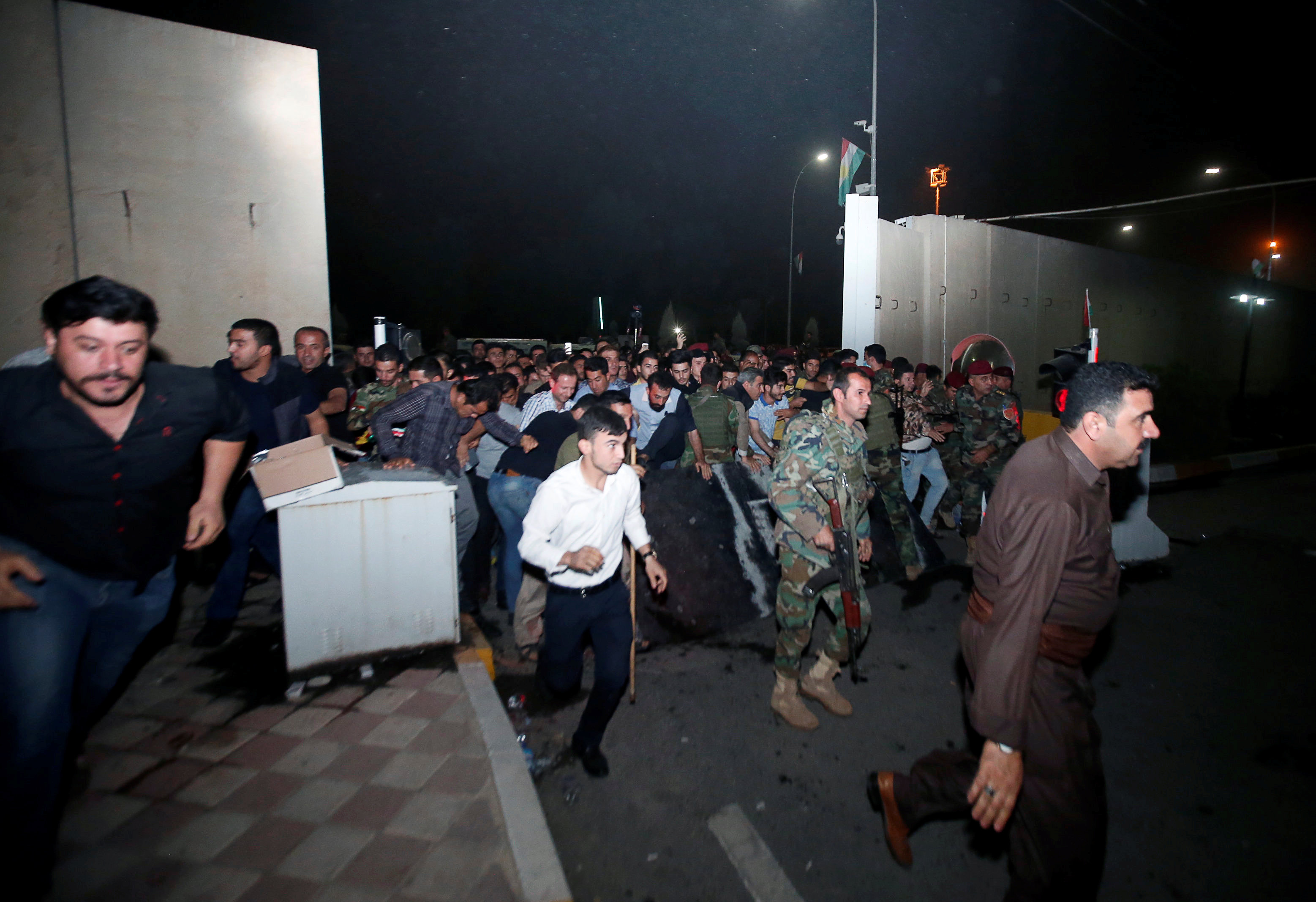 فيديو / لحظة اقتحام برلمان كردستان من قبل انصار بارزني