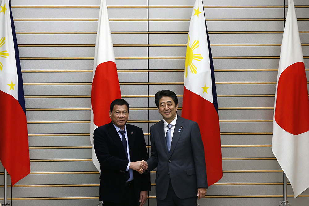 Japan offers Philippines aid for rebuilding, fighting terrorism
