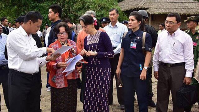 ဘဂၤလားေဒ့ရွ္ဘက္မွ ျပန္ဝင္ေရာက္လာမည့္သူမ်ားအား လက္ခံမည့္ေနရာကို ေဒၚေအာင္ဆန္းစုၾကည္ သြားေရာက္စစ္ေဆးခဲ႔