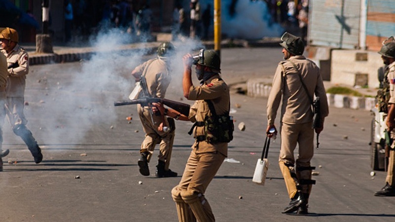  کشمیر میں جھڑپوں کے دوران2 فوجیوں سمیت 4 افراد ہلاک