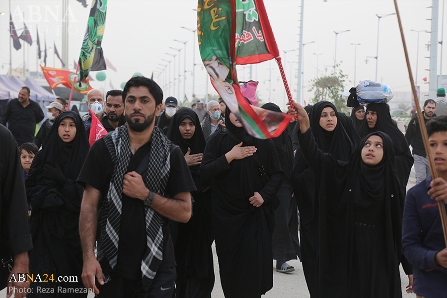 تقرير مصور/ زوار أربعينية الامام الحسين (ع) يواصلون السير مشيا على الاقدام 
