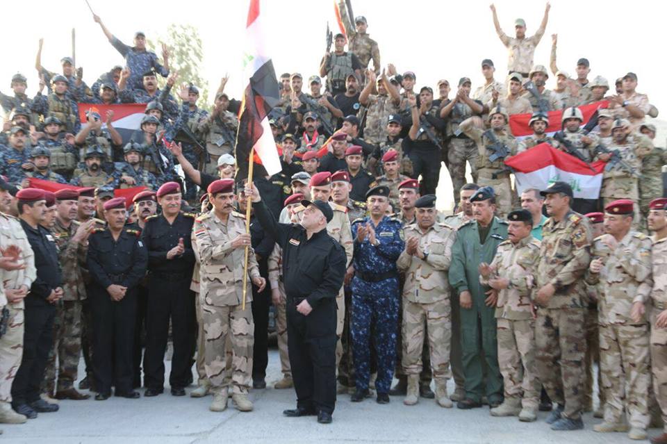 العبادي يرفع العلم العراقي فوق منفذ حصيبة الحدودي