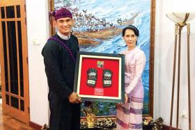ေဒၚေအာင္ဆန္းစုၾကည္က ေအာင္လအန္ဆန္ထံ ဂုဏ္ျပဳလႊာေပးပို႔