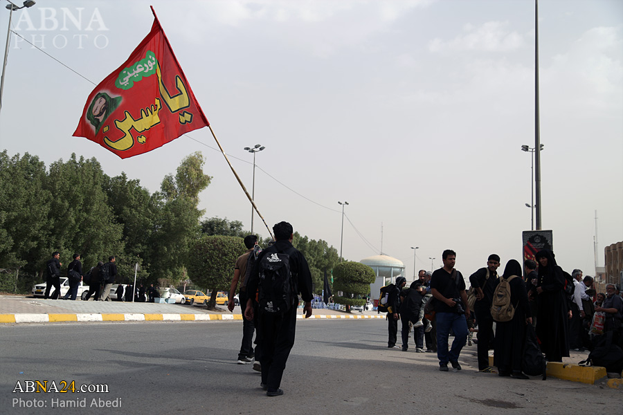 تقرير مصور/ زوار أربعينية الامام الحسين (ع) ينطلقون من النجف الأشرف نحو كربلاء المقدسة