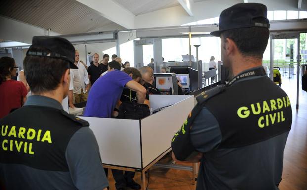 Denuncian Islamofobia en el Aeropuerto de Bilbao por un Control «Aleatorio» a Dos Jóvenes con Hiyab 
