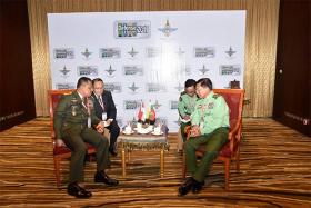 ဗိုလ္ခ်ဳပ္မွဴးႀကီး မင္းေအာင္လိႈင္ႏွင့္ အင္ဒိုနီးရွားတပ္မေတာ္ ကာကြယ္ေရးဦးစီးခ်ဳပ္ေတြ႕ဆံုစဥ္ ရခုိင္အေရးေဆြးေႏြး