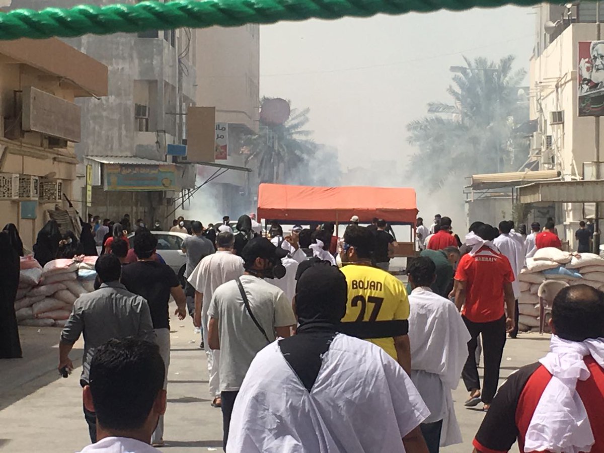 مرتزقة النظام البحريني تهاجم موكب عزاء الدراز بالقنابل الغازيّة