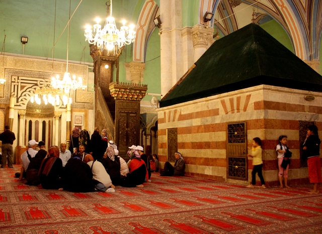 الاحتلال يقرر إغلاق المسجد الإبراهيمي الشريف