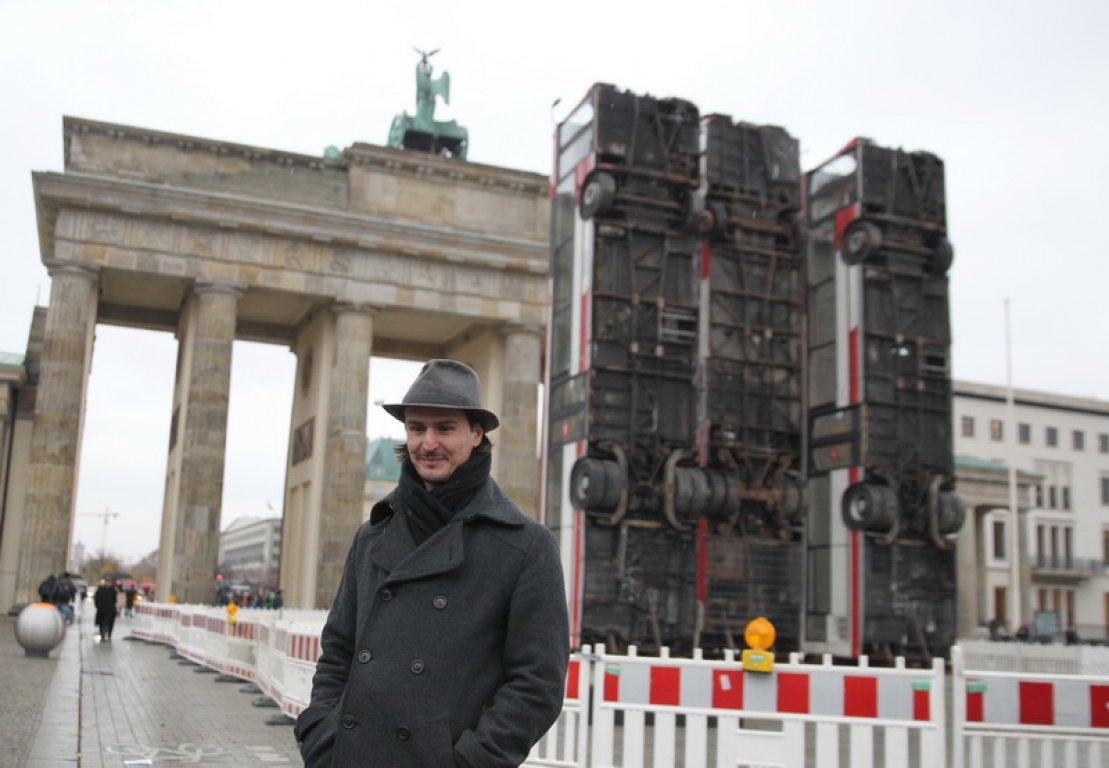 Simbol opsade Halepa: Tri autobusa vertikalno izložena u Berlinu