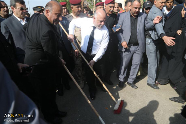 تقرير مصور/ العبادي يشارك برفع النفايات مع المتطوعين بكربلاء بعد انتهاء الزيارة الاربعينية